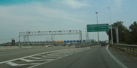 Viel verpassen wegen der Ablenkung durch die ALT-Stazione diese wichtige Ausfahrt Tangenziale Ovest.