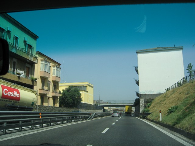 Cava dei Tirreni bei Salerno. Näher kann man nicht an die Autobahn bauen.